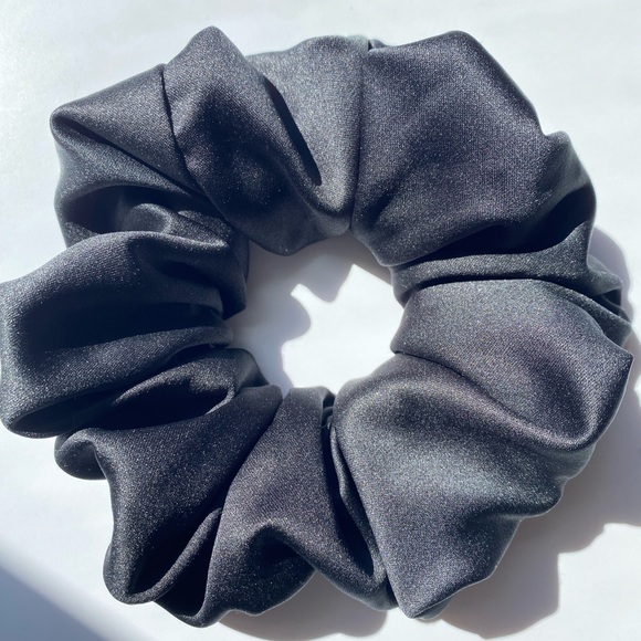 XXL scrunchie Black silk chouchou noir en satin surdimensionner - Picture 3 of 3